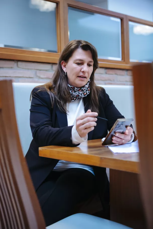 Maria Lässig beim Internetsurfen am Smartphone